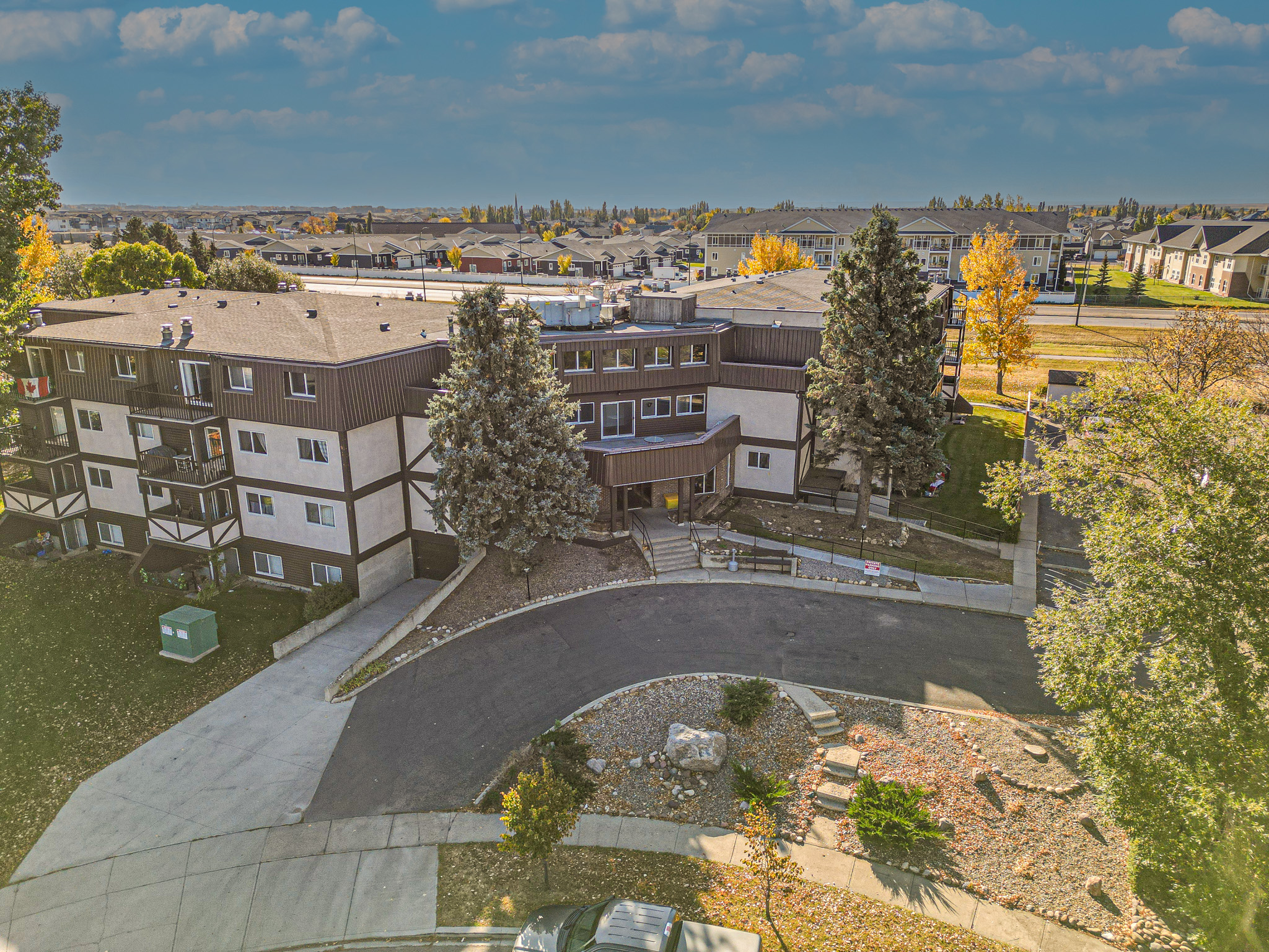 Woodridge Manor front entrance, aerial view